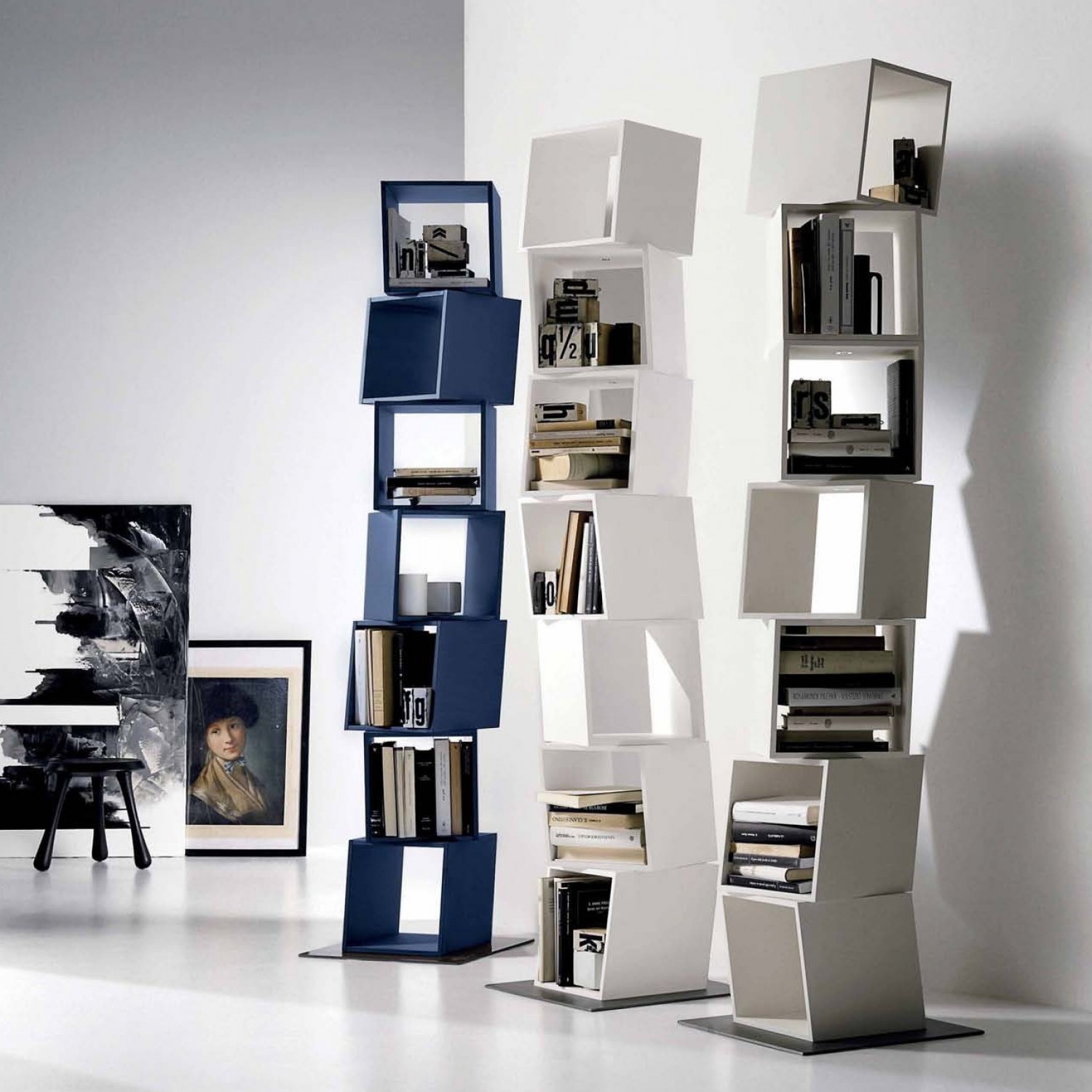Idee libreria a colonna un totem che arreda in for Libreria soggiorno design